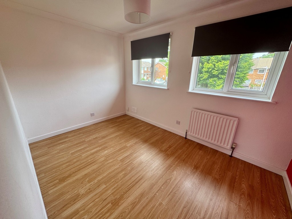 Lot: 124 - TWO-BEDROOM TERRACE HOUSE IN POPULAR LOCATION - Front bedroom